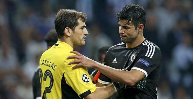 Iker Casillas saludando anoche a Diego Costa tras el partido. /EFE