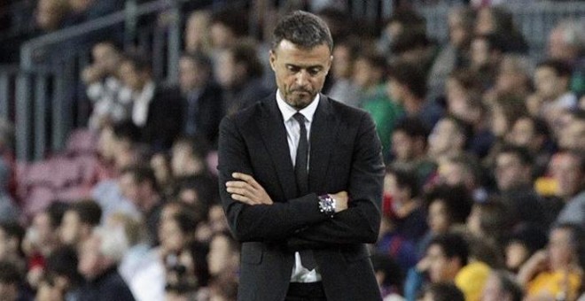 Luis Enrique, cabizbajo anoche en el banquillo del Camp Nou. /EFE