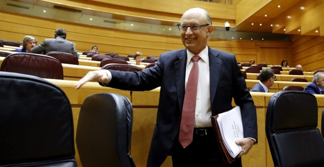 El ministro de Hacienda, Cristóbal Montoro, poco antes de intervenir en el debate a los vetos presentados por toda la oposición al proyecto de Ley de Presupuestos Generales del Estado de 2016 en el pleno del Senado. EFE/Sergio Barrenechea