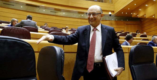 El ministro de Hacienda, Cristóbal Montoro, poco antes de intervenir en el debate a los vetos presentados por toda la oposición al proyecto de Ley de Presupuestos Generales del Estado de 2016 en el pleno del Senado. EFE/Sergio Barrenechea