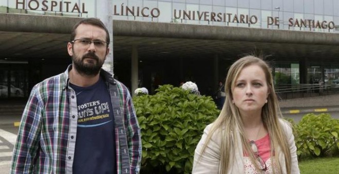 Los padres de Andrea, Antonio Lago y Estela Ordóñez, a la salida del Hospital Clínico de Santiago. / EFE