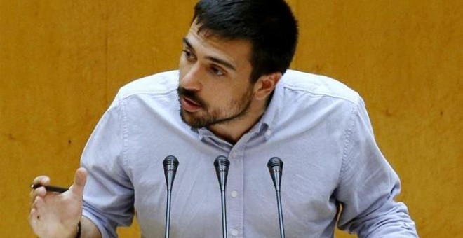 El senador de Podemos Ramón Espinar Merino, durante su intervención hoy en el debate a los vetos presentados por toda la oposición al proyecto de Ley de Presupuestos Generales del Estado de 2016 en el pleno del Senado. EFE/Sergio Barrenechea