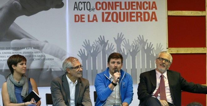 El juez Baltasar Garzón (d), el diputado de IU Gaspar Llamazares (2i), la exdirigente juvenil socialista Beatriz Talegón (i) y el alcalde de Castilleja de Guzmán Tasio Oliver (2d), durante el acto.- EFE/Chema Moya