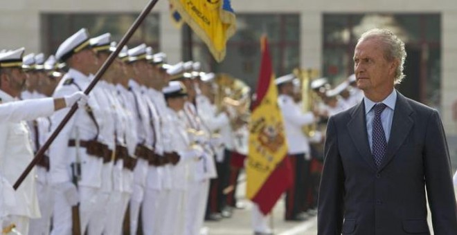 El ministro de Defensa, Pedro Morenés, pasa revista durante su estancia en la Escuela de Suboficiales de la Armada (ESUBO) en San Fernando (Cádiz), la semana pasada. /EFE