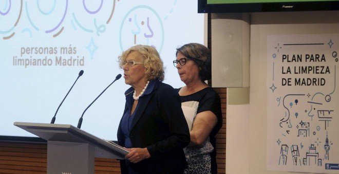 La alcaldesa de Madrid, Manuela Carmena, acompañada por la delegada de Medio Ambiente, Inés Sabanés. EFE/Ayuntamiento de Madrid