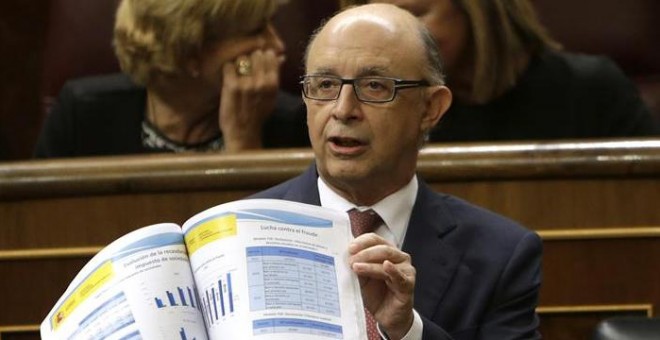 El ministro de Hacienda, Cristóbal Montoro, ha dicho hoy en el Congreso al diputado de Izquierda Plural, Joan Coscubiela, que su formación es una 'severa amenaza' para la recuperación. EFE/Zipi