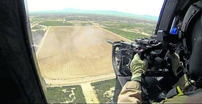 Un soldado dispara a las dianas en tierra con su ametralladora durante las prácticas en el campo de tiro de Bardenas. (Ministerio de Defensa)