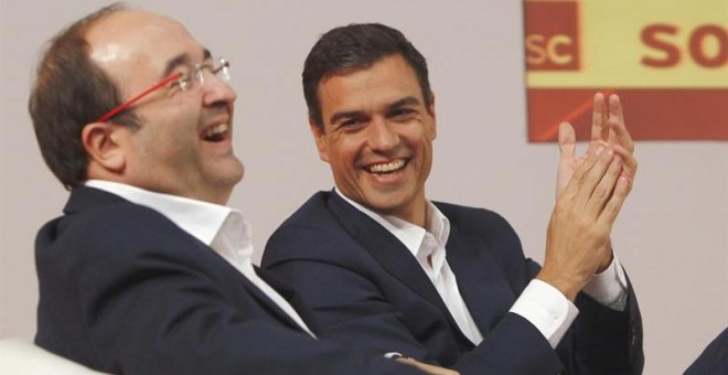 El primer secretario del PSC, Miquel Iceta (i), junto al secretario general del PSOE, Pedro Sánchez, en el transcurso del encuentro mantenido hoy con dirigentes y cargos electos de los socialistas catalanes en el que Sánchez se ha ofrecido a los catalanes