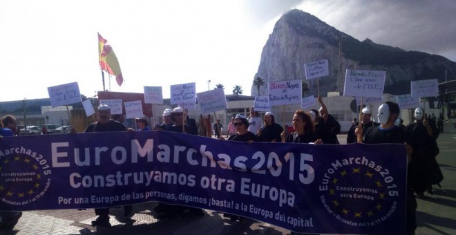 Participantes en la Euromarchas2015 protestan a la entrada de Gibraltar contra los paraísos fiscales.-EUROMARCHAS