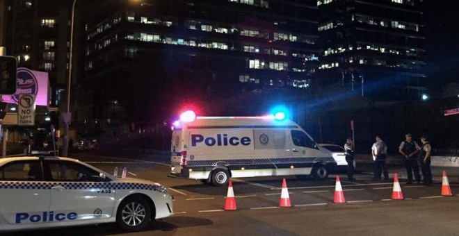 Cordón policial montado en los alrededores de la comisaría de Parramatta, un barrio de Sídney (Australia), donde un adolescente murió abatido tras matar a un funcionario en un ataque considerado terrorista por la policía. EFE