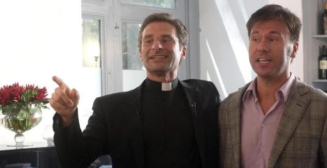 Monseñor Krzysztof Charamsa, segundo secretario en la Congregación de la Doctrina de Fe, y su novio Eduardo, a la conclusión de la rueda de prensa que ofrecieron en Roma. / LUCIANO DEL CASTILO (EFE / EPA)