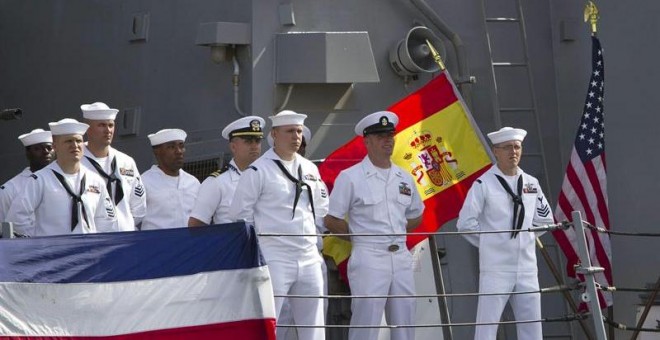Parte de los 338 miembros de la tripulación del 'USS Carney', el último destructor arribado a Rota (Cádiz)  y que integra el escudo antimisiles de la OTAN. EFE/Román Ríos.