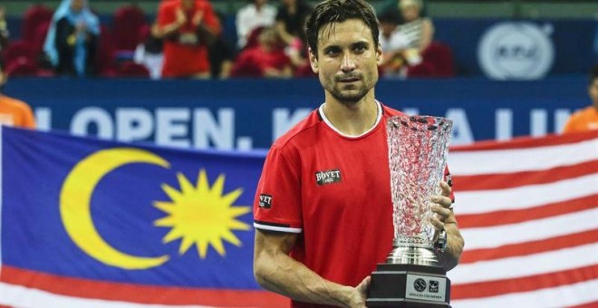 David Ferrer sostiene el trofeo conseguido en Kuala Lumpur. /EFE