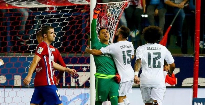 Keylor Navas celebra su parada en el penalti lanzado por Griezmann. /EFE