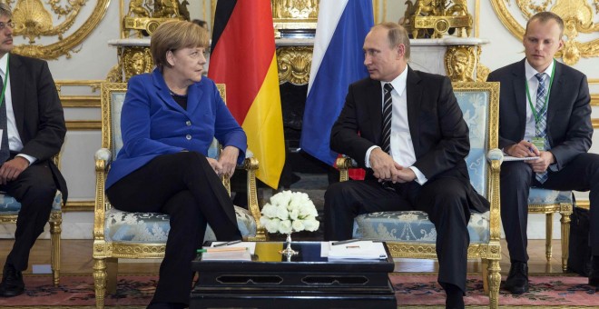 La canciller alemana, Angela Merkel, y el presidente ruso, Vladimir Putin, durante un encuentro bilateral en el Palacio del Elíseo, en Francia, previo a una cumbre sobre Ucrania. - REUTERS