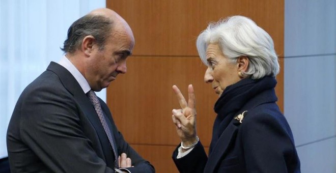 Luis De Guindos conversa con Christine Lagarde./ REUTERS