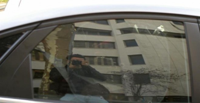 Rato, en el coche en el que ha abandonado los juzgados. EFE/Víctor Lerena