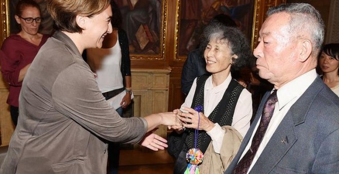 La alcaldesa de Barcelona, Ada Colau, recibe a los supervivientes de la bomba atómica de Hiroshima, Kuniko Kimura (izq) y Masashi Leshima (der) en un acto celebrado en la capital condal. Imagen: Barcelona.cat