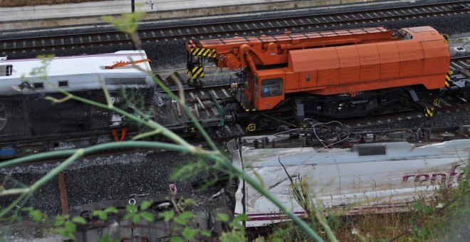 El juez deja al maquinista del Alvia como único imputado por el accidente en Angrois. /EP