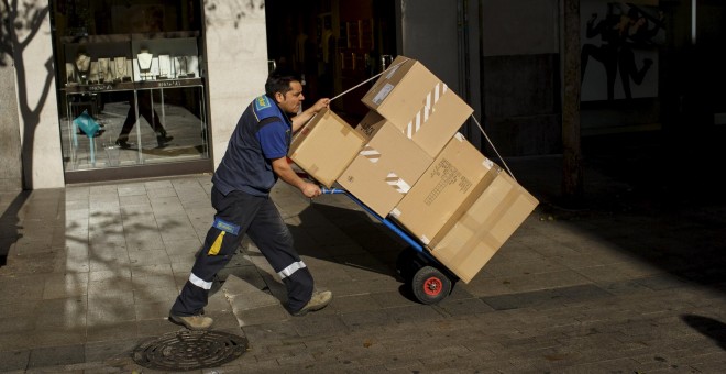 Un trabajador de reparto, en el centro de Madrid. REUTERS