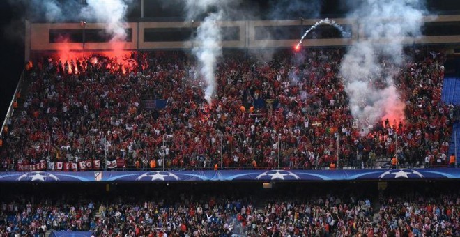 Bengalas lanzadas desde la grada de la afición del Benfica en el partido contra el Atlético.