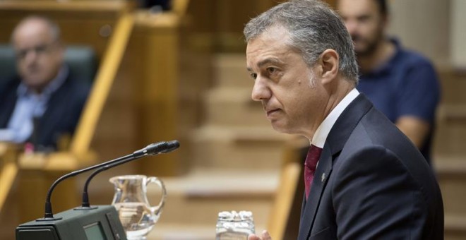 El lehendakari, Iñigo Urkullu, responde a una de las preguntas, hoy en el pleno de control al Gobierno en el Parlamento Vasco. EFE/Adrián Ruiz De Hierro