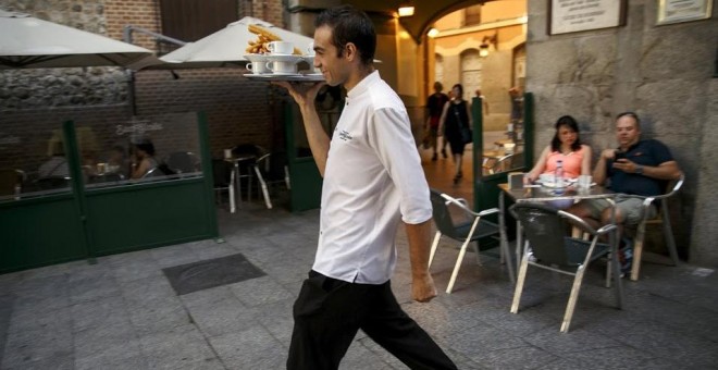 Un camarero en el centro de Madrid. REUTERS