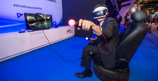 Un asistente a la feria prueba PlayStation VR. - SONY COMPUTER ENTERTAINMENT ESPAÑA