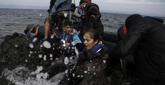 Refugiados llegan a la costa griega en la isla de Lesbos. EFE / Yannis Kolesidis