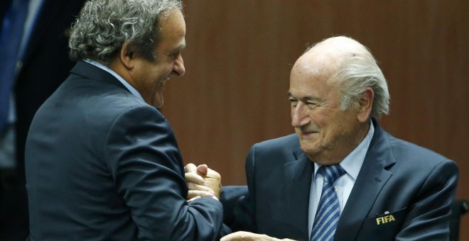 Platini felicita a Blatter cuando fue reelegido como presidente de la FIFA el pasado 29 de mayo. /REUTERS