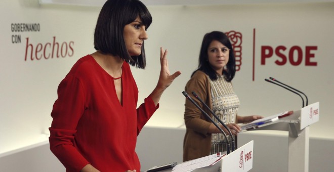 La portavoz del Comité Electoral del PSOE, María González Veracruz (i), y la vicecoordinadora de este órgano, Adriana Lastra, durante la presentación  de la campaña 'Gobernando con hechos'. EFE/Juan Carlos Hidalgo