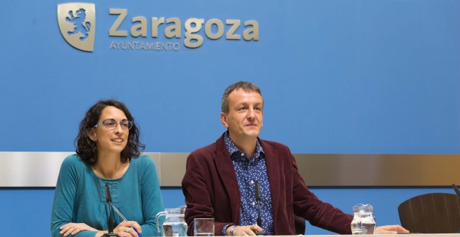 La concejal de Participación Ciudadana, Elena Giner, y el responsable de Economía y portavoz del equipo de Gobierno, Fernando Rivarés, en la presentación del programa de transparencia y rendición de cuentas./ ZARAGOZA.ES