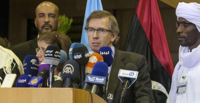 El enviado especial de la ONU en Libia, Bernardino León, anuncia la propuesta para formar un gobierno de unidad nacional. AFP