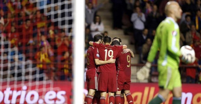 Los jugadores de la selección de España celebran su cuarto gol ante Luxemburgo, conseguido por Santi Cazorla, durante el partido clasificatorio para la Eurocopa 2016 que España y Luxemburgo disputan hoy en el estadio de Las Gaunas, en Logroño. EFE/