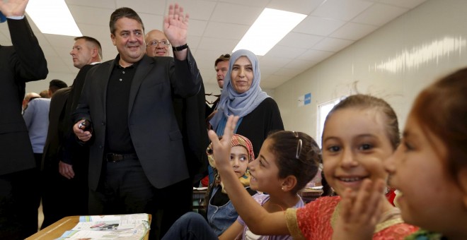 El vicecanciller y ministro de Economía alemán, Sigmar Gabriel, en su visita a un centro de refugiados sirios en Jordania. REUTERS/ Muhammad Hamed