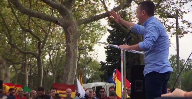 El dirigente del partido ultraderechista Democracia Nacional, Pedro Chaparro, durante el mitin en el que amenaza a Jordi Borrás.