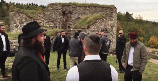 Miembros de Villanos Barbudos (Bearded Villains) mientras se hacen una foto. La reunión fue interrumpida por la Policía sueca al confundirlos con yihadistas.