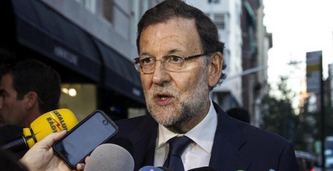 El presidente del Gobierno, Mariano Rajoy, atiende a la prensa a su llegada al hotel donde se aloja en Nueva York./ EFE