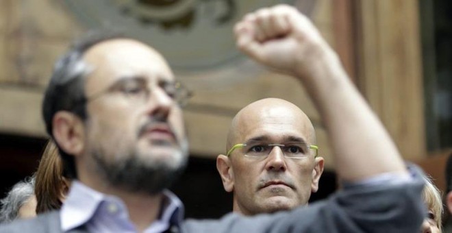 El cabeza de lista de Junts pel Si, Raül Romeva, y el lider de la CUP, Antonio Baños, a las puertas del Tribunal Superior de Justicia de Catalunya./ EFE