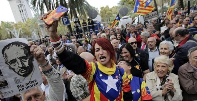 Cientos de personas se han concentrado a las puertas del Tribunal Superior de Justicia de Catalunya para mostrar su apoyo a la consellera de Educación de la Generalitat, Irene Rigau./ EFE