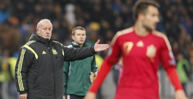 Del Bosque da instrucciones ayer en el partido contra Ucrania en Kiev. /EFE