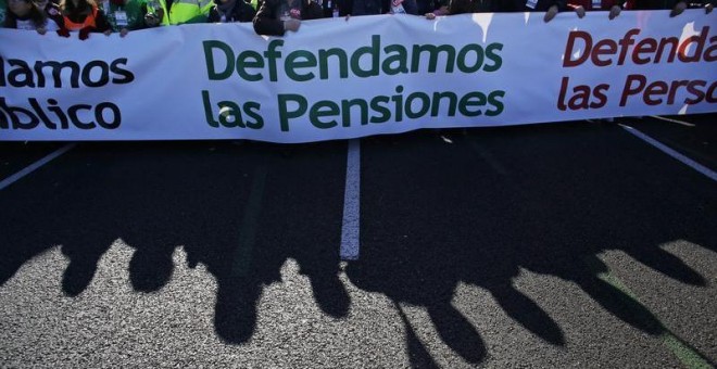 Manifestación de los sindicatos  contra el recorte de las pensiones. REUTERS/Juan Medina