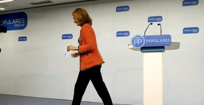 La presidenta del PP del País Vasco, Arantza Quiroga, tras anunciar su dimisión a los medios. / J. ETXEBERRIA (EFE)