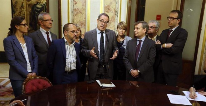 El portavoz de Convergència en el Congreso, Pere Macias, arropado por sus compañeros de partido. / EFE. Javier Lizón