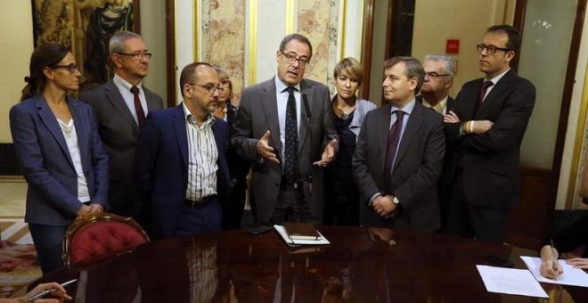 El portavoz de Convergència en el Congreso, Pere Macias, arropado por sus compañeros de partido. / EFE. Javier Lizón