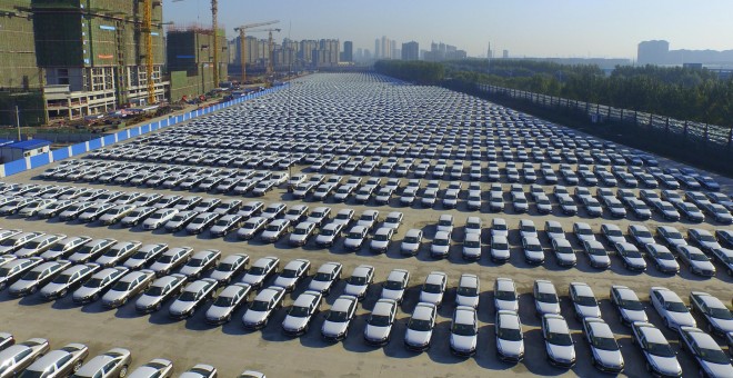 Un parking lleno de coches nuevos de Volkswagen en China./REUTERS