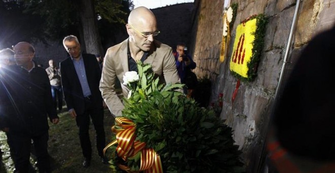 El cabeza de lista de Junts Pel Sí, Raül Romeva, durante la ofrenda floral en homenaje al expresidente de la Generalitat Lluis Companys, en el Castillo de Montjuic de Barcelona, el lugar donde fue fusilado./ EFE