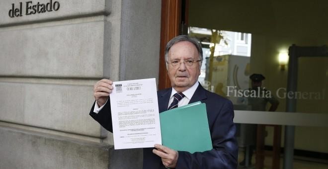 El secretario general del sindicato Manos Limpias, Miguel Bernard, muestra la denuncia que presentó en agosto en la Fiscalía General del Estado contra Artur Mas. - EFE