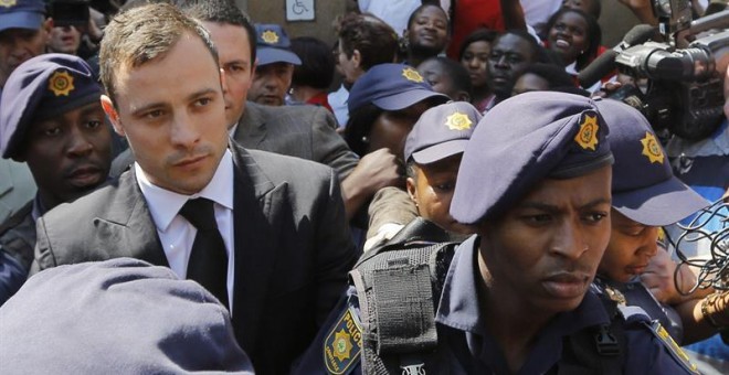 Fotografía de archivo del atleta Oscar Pistorius al salir de los juzgados de Pretoria. - EFE