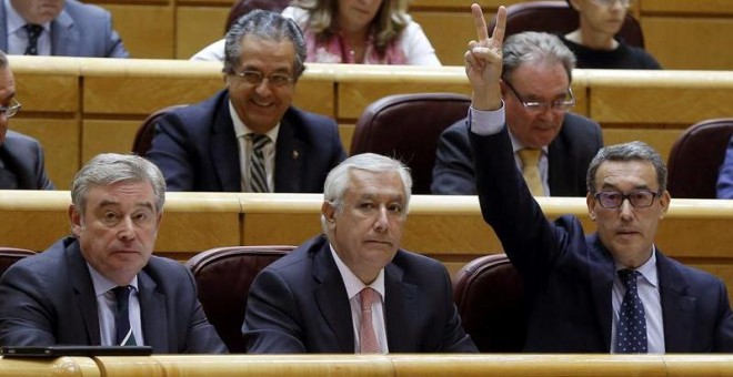 El portavoz del PP en el Senado, José Manuel Barreiro, junto a Javier Arenas y Antolín Sanz. / EFE